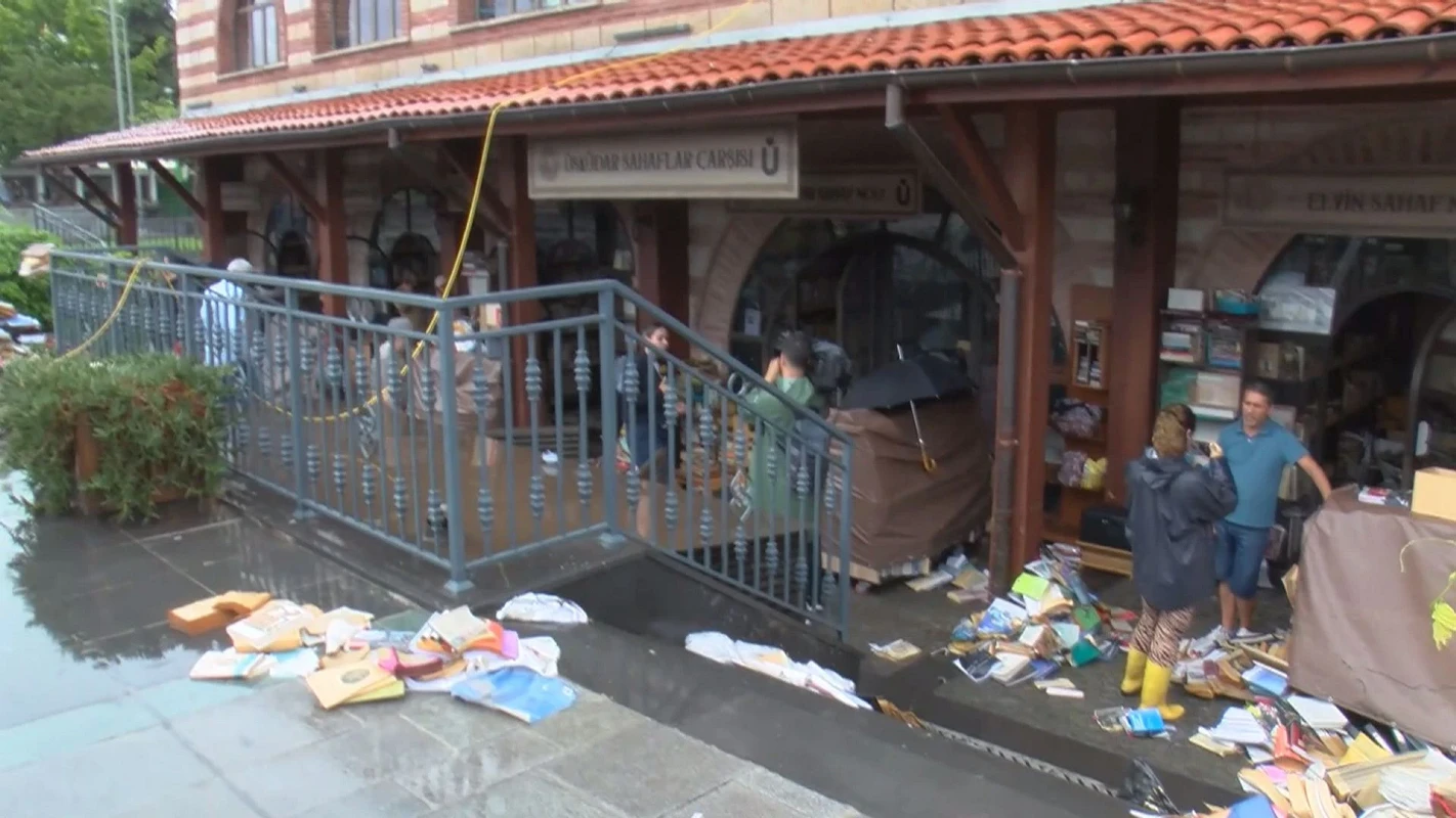 İstanbul Valisi Gül'den su baskını mağduru esnafa ziyaret