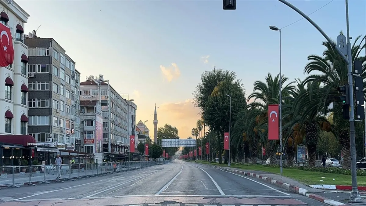 İstanbul'da Vatan Caddesi Zafer Bayramı'nda Trafiğe Kapatıldı
