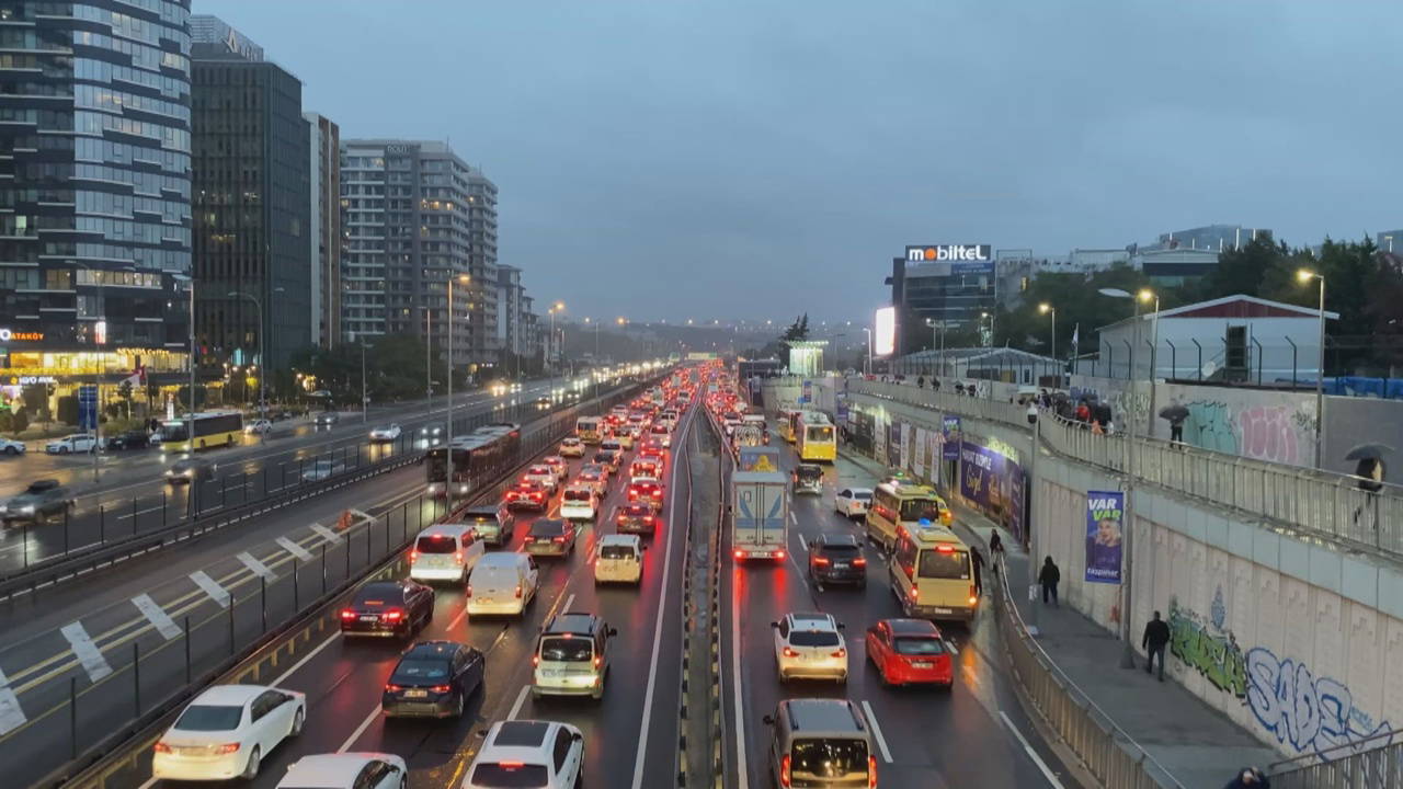 İstanbul'da Yağış Sonrası Trafik Felç: Yoğunluk Yüzde 78'e Ulaştı