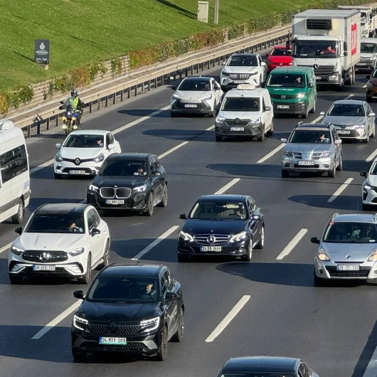 İstanbul'da Yağış Trafiği Felç Etti: Anadolu Yakası'nda Yoğunluk %78
