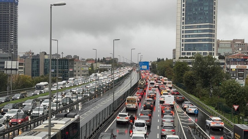 İstanbul'da Yoğun Yağış Trafiği Felç Etti: Yoğunluk %89'a Ulaştı