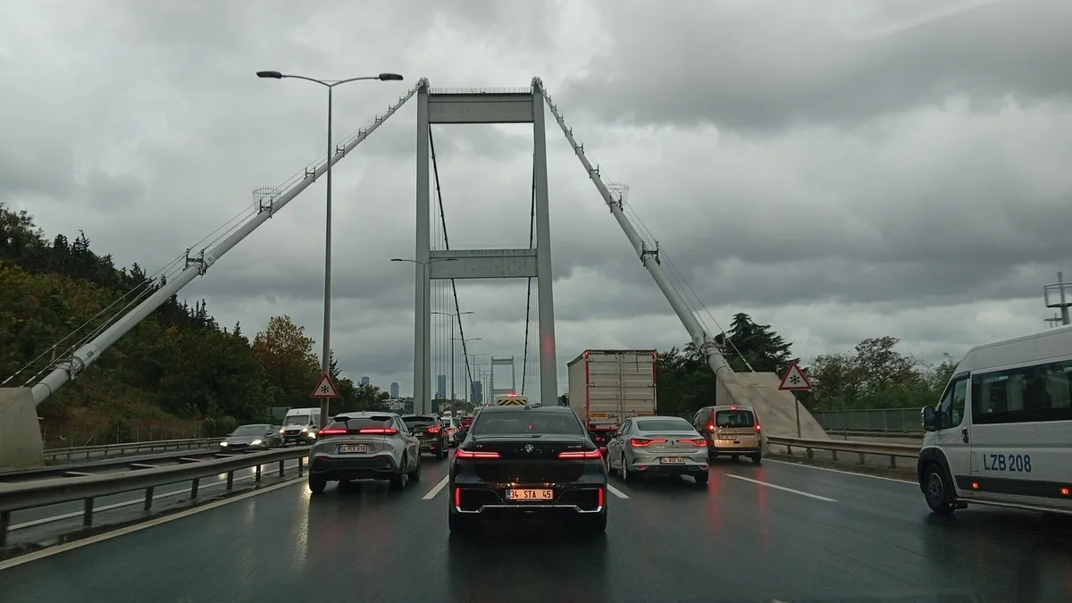 İstanbul'da Yağışlı Pazartesi Trafiği Felç Etti