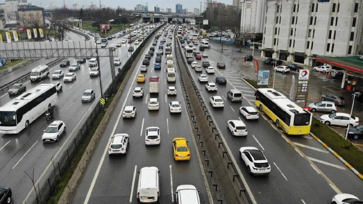 İstanbul'da Yağmur Trafiği Felç Etti: Anadolu Yakası'nda Yoğunluk %83