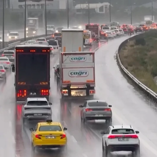 İstanbul'da Yağmur Trafiği Felç Etti: Anadolu Yakası'nda Yoğunluk %83