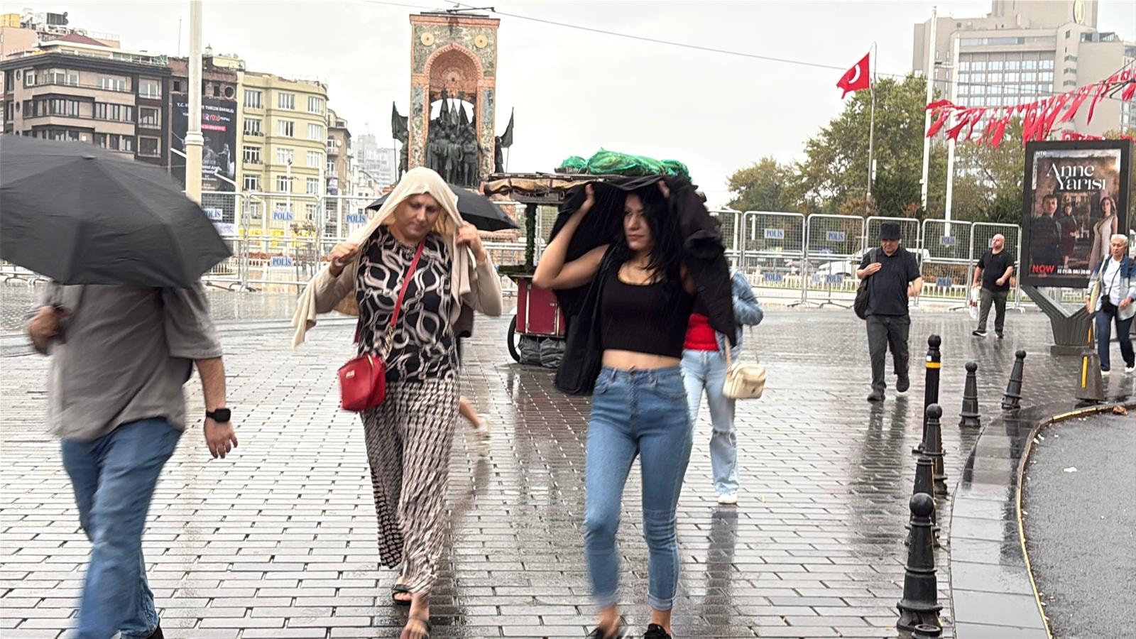 İstanbul'da Yağmur Trafiği Felç Etti: Yoğunluk %70'i Aştı