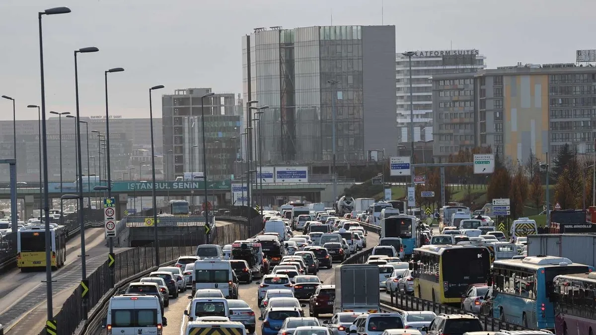 İstanbul'da Yarın Trafik Şaşacak: 3 İlçede Yollar Kapanıyor