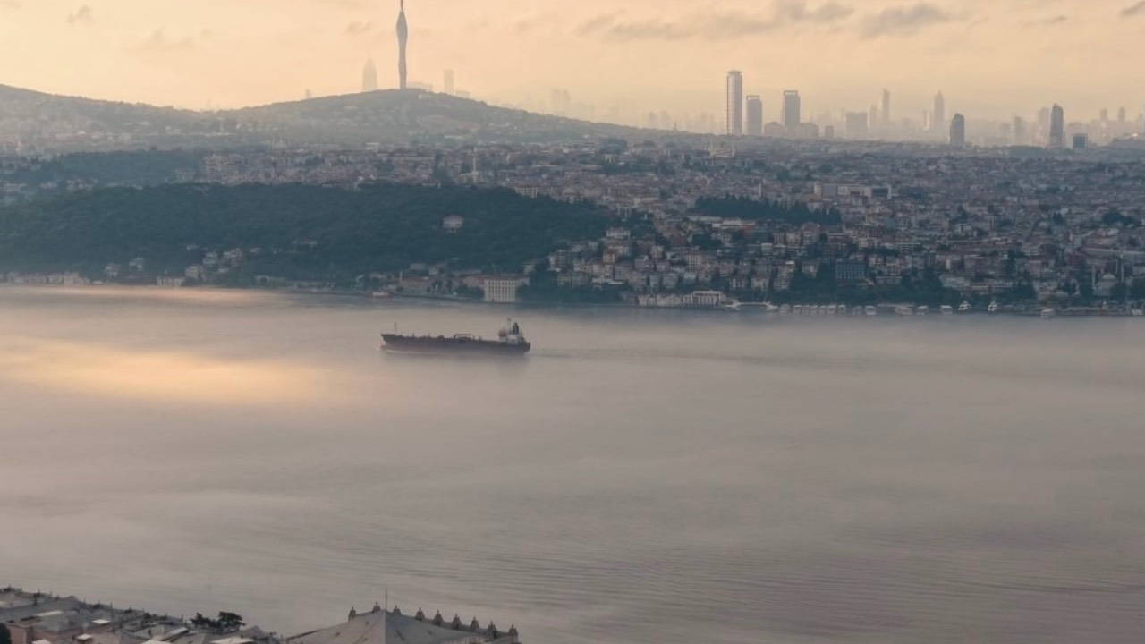 İstanbul'da Yoğun Sis: Boğaz Çift Yönlü Trafiğe Kapandı