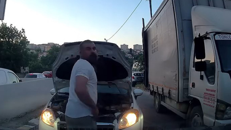 İstanbul'da yol verme krizi: Kaputu açıp 'arıza' dedi