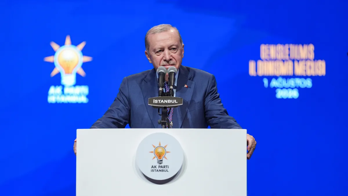 İstanbul'da 3 Belediye AK Parti'ye Katıldı, Rozetleri Erdoğan Taktı