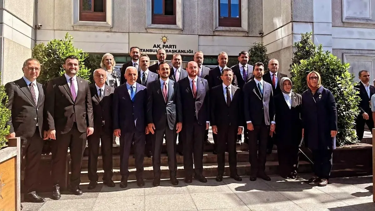 İstanbul'da 3 ilçe belediye başkanı AK Parti'ye katıldı
