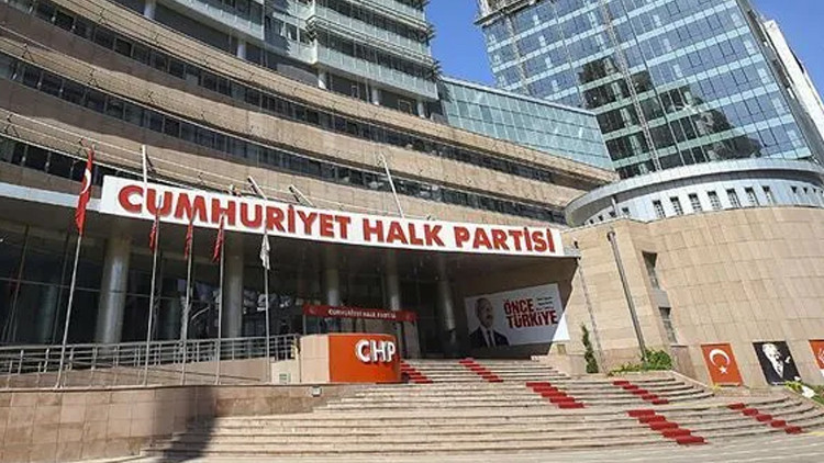 İstanbul'da 3 İlçe Belediye Başkanı CHP'den İhraç Edildi