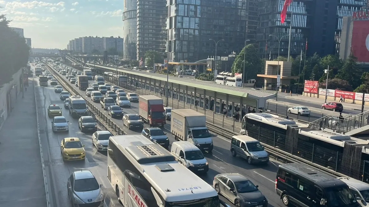 İstanbul'da 9 günlük tatil sonrası trafik çilesi başladı! Yoğunluk yüzde 60'a çıktı