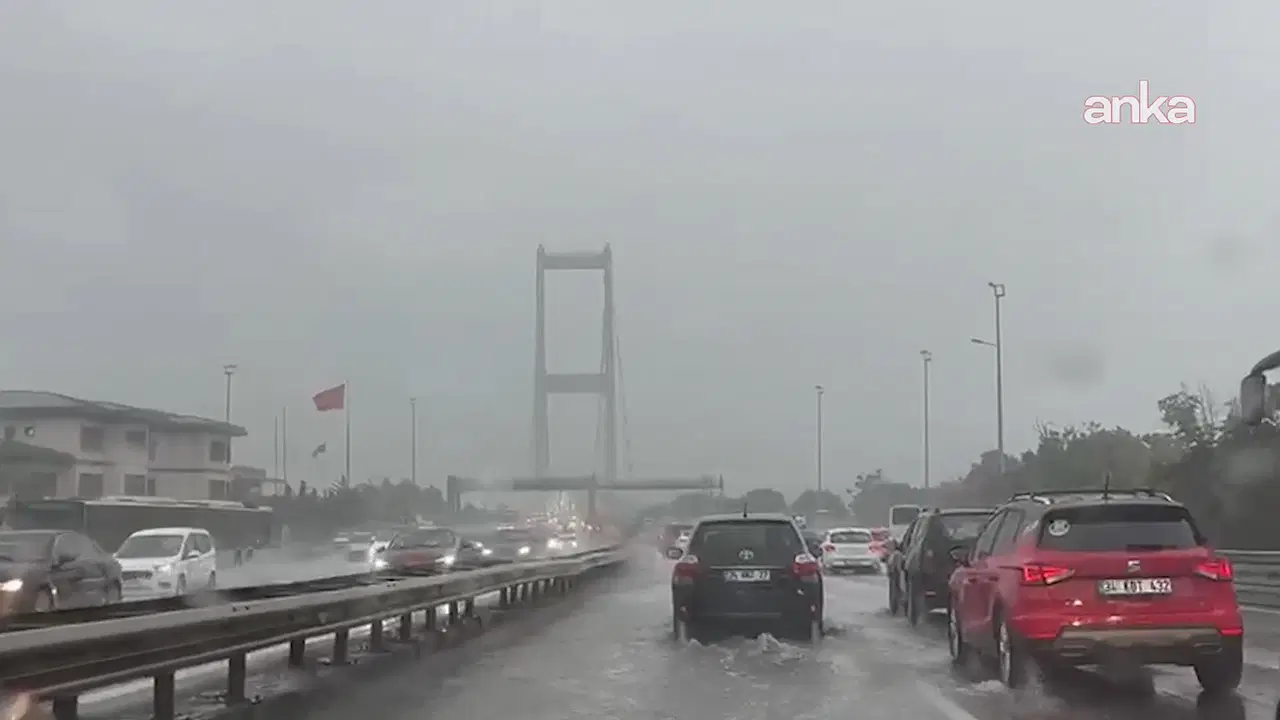 İstanbul'da beklenen gök gürültülü sağanak başladı