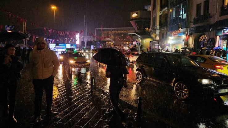 İstanbul'da beklenen yağmur başladı