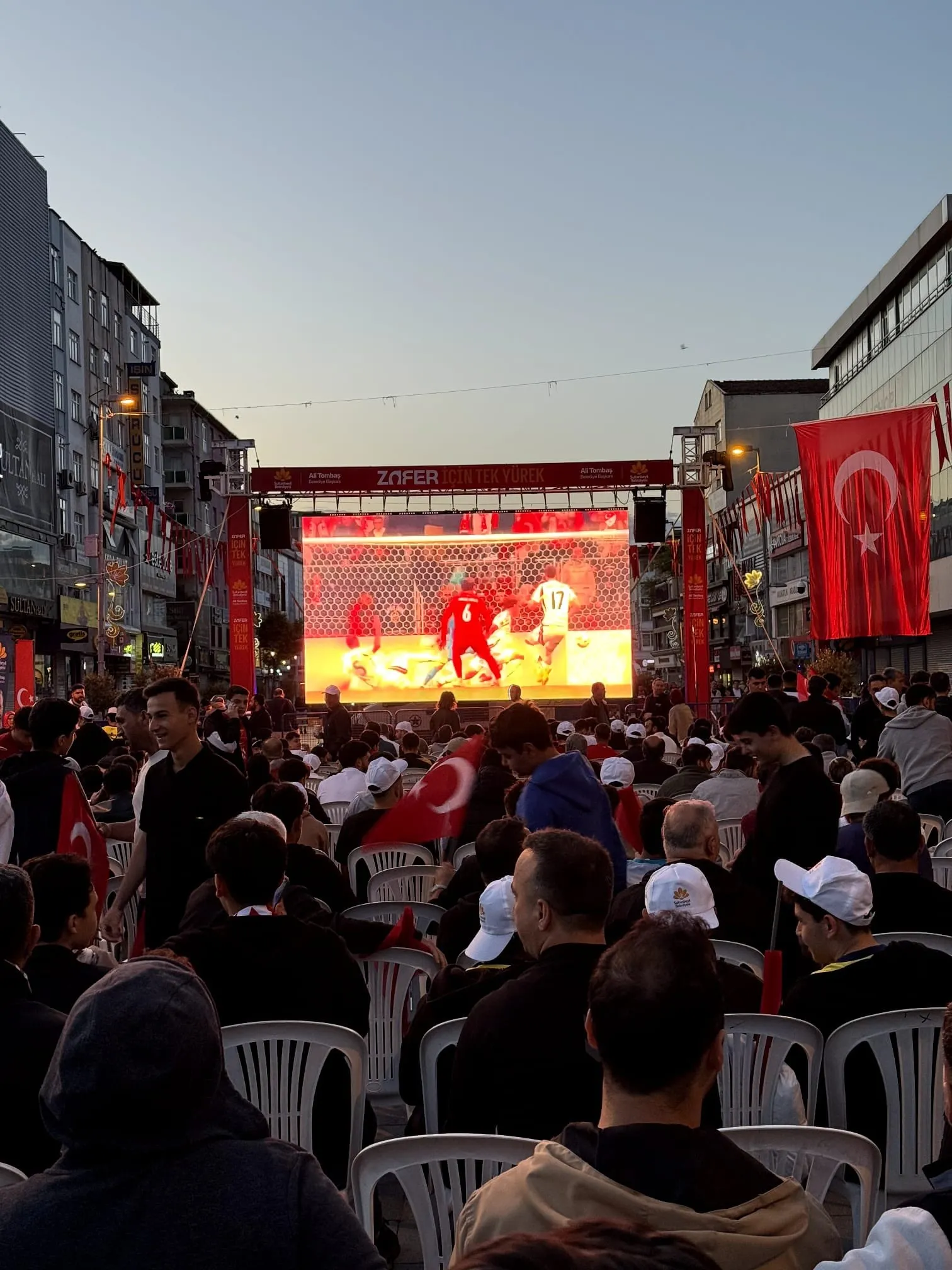 İstanbul'da binlerce vatandaş A Milli Takım'a destek için meydanlara akın etti