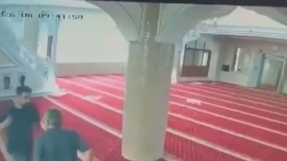 İstanbul'da cami imamına yumruklu saldırı: O anlar kamerada