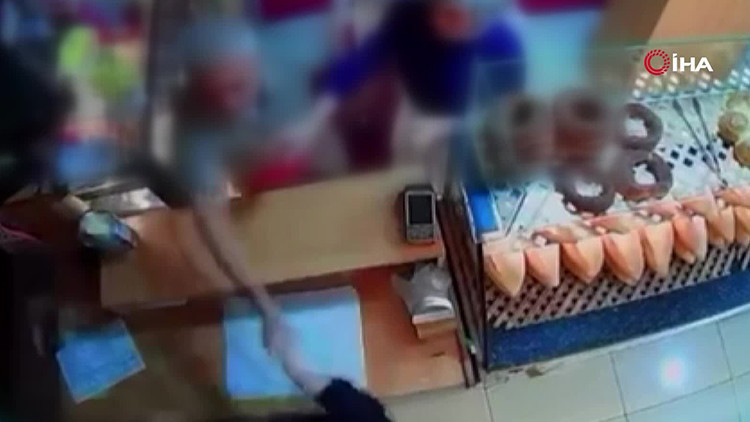 İstanbul'da Fırıncı Kadına Çocuklarının Önünde Dayak