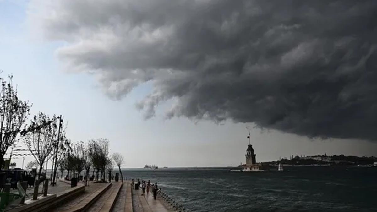 İstanbul'da fırtına başladı: Sağanak ve rüzgar etkili oluyor