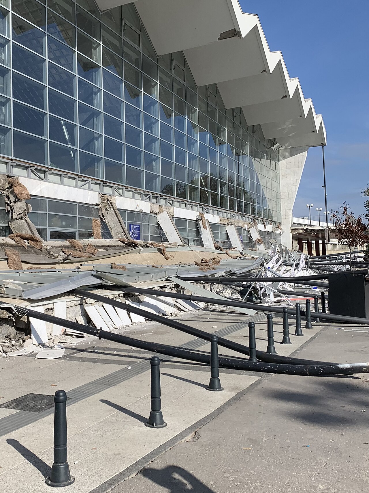 İstanbul'da fırtına: Sürüklenen tabela yayanın üzerine devrildi