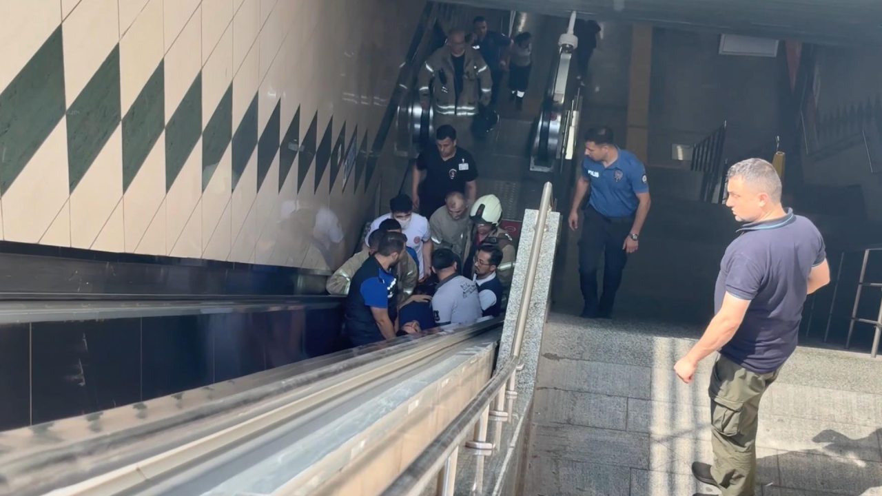 İstanbul'da Görme Engelli Yolcu Metro Raylarına Düştü: Ölümden Saniyelerle Kurtuldu
