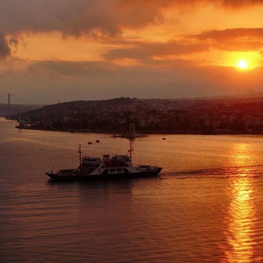 İstanbul'da Gün Doğumu Kız Kulesi ile Büyüledi