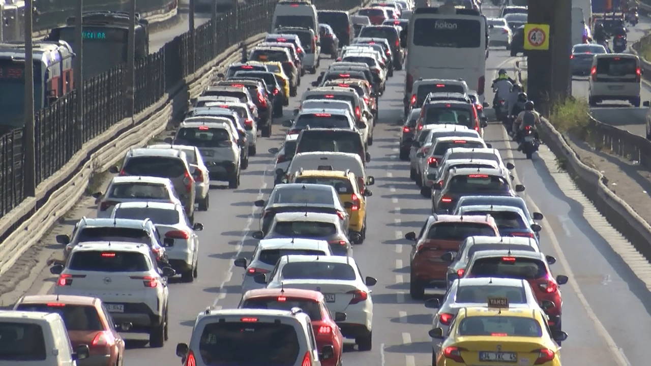 İstanbul'da haftanın ilk iş günü trafik yoğunluğu