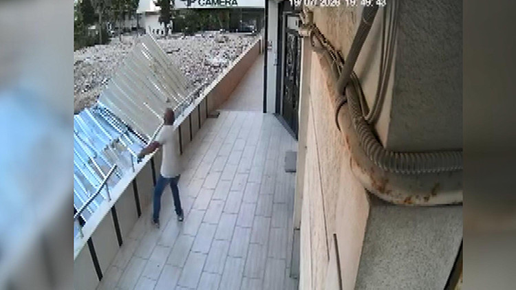 İstanbul'da hırsızların pes dedirten anları: Korkuluk ve nalbur malzemesi çaldılar