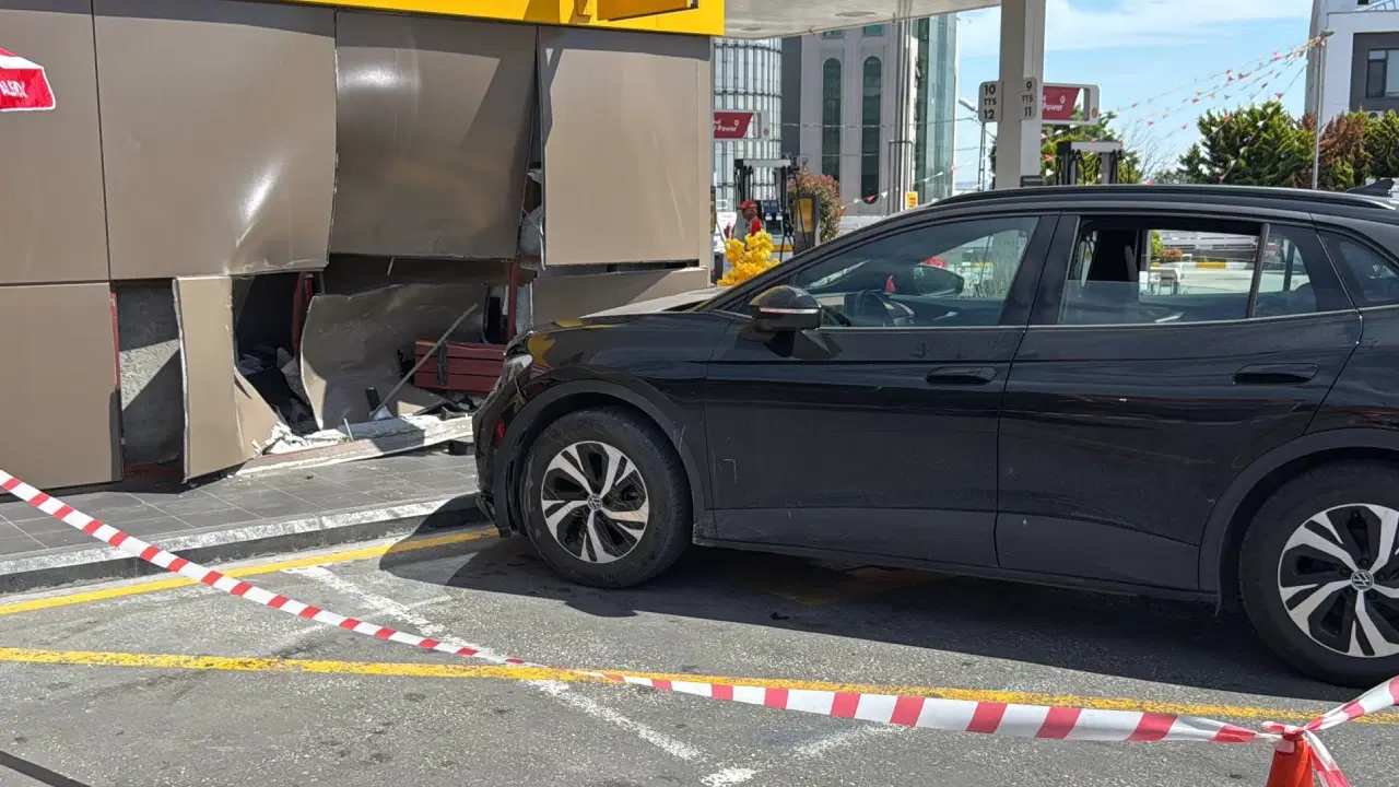 İstanbul'da Kontrolden Çıkan Otomobil Akaryakıt İstasyonuna Daldı