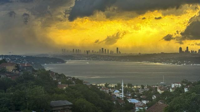 İstanbul'da kuvvetli fırtına: Çatılar uçtu, ağaçlar devrildi