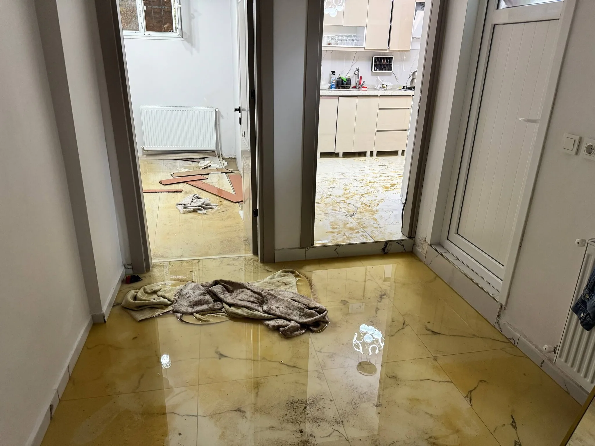 İstanbul'da kuvvetli yağış: Evleri su bastı, ekipler alarma geçti
