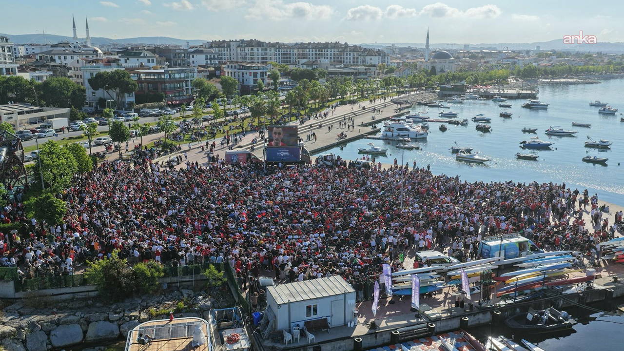 İstanbul'da milli maç coşkusu meydan ve parklara taştı