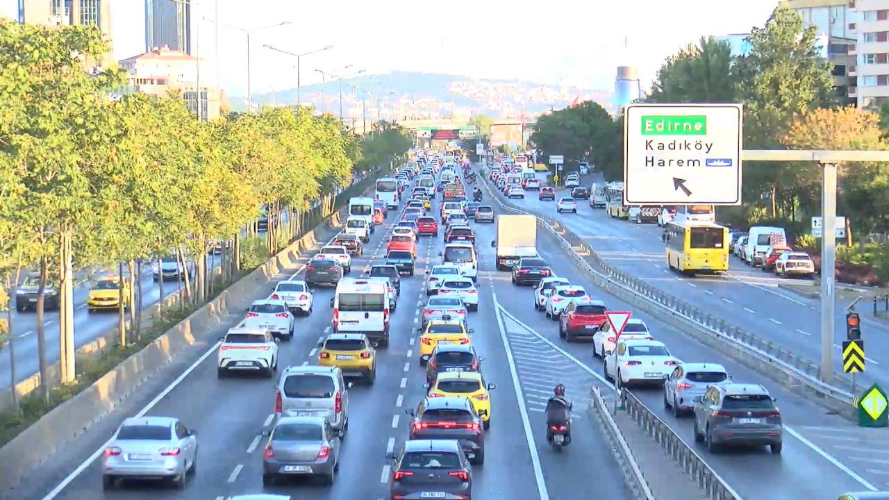 İstanbul'da Okullar Açıldı: Trafik Yoğunluğu Başladı