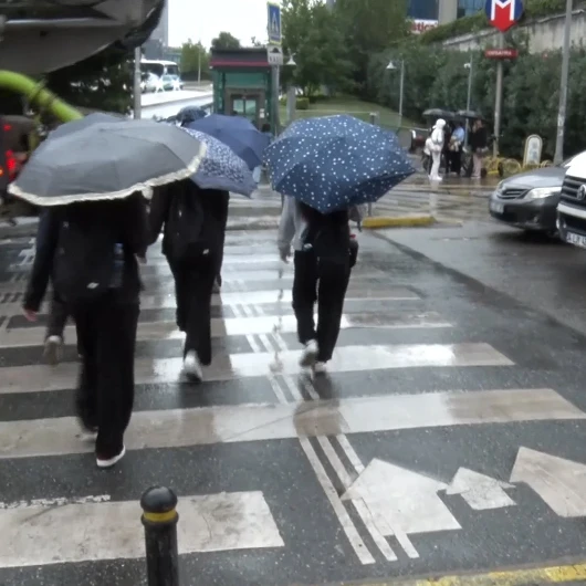 İstanbul'da Sabah Yağmuru Trafiği Felç Etti