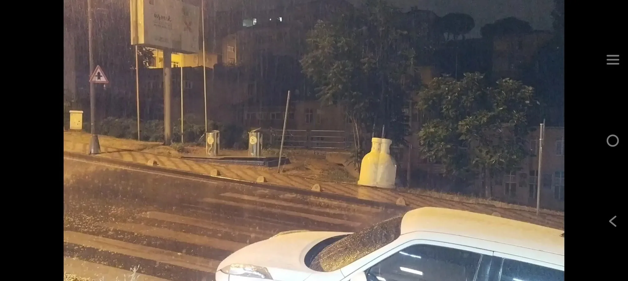 İstanbul'da sağanak başladı: Sokaklar su altında