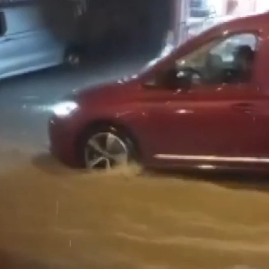 İstanbul'da Sağanak Felç Etti: Yollar Göle Döndü