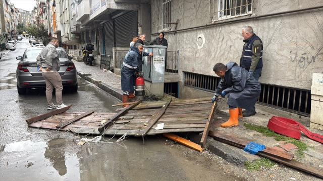 İstanbul'da Sağanak Hayatı Felç Etti: Su Baskınları ve Ulaşımda Aksaklıklar