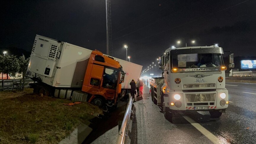 İstanbul'da Sağanak Hayatı Olumsuz Etkiledi; Trafik Kazaları Arka Arkaya Geldi