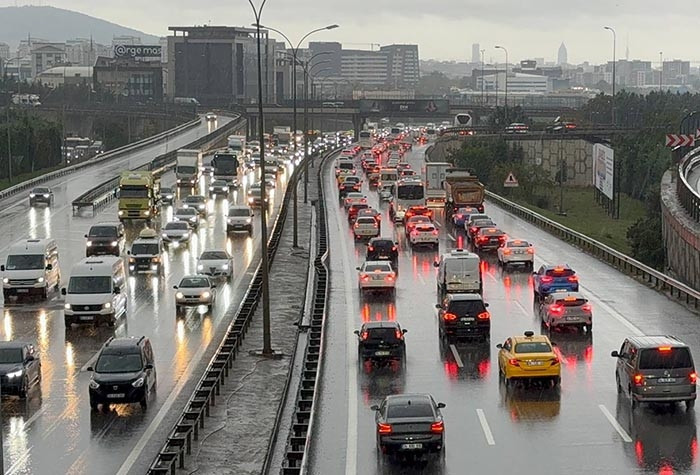 İstanbul'da Sağanak Trafiği Felç Etti: Yoğunluk Yüzde 89