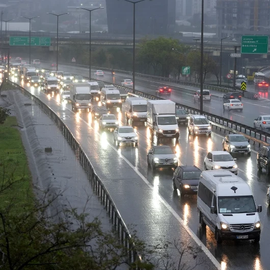 İstanbul'da Sağanak Yağış Trafiği Felç Etti: TEM'de Ağır İlerleme