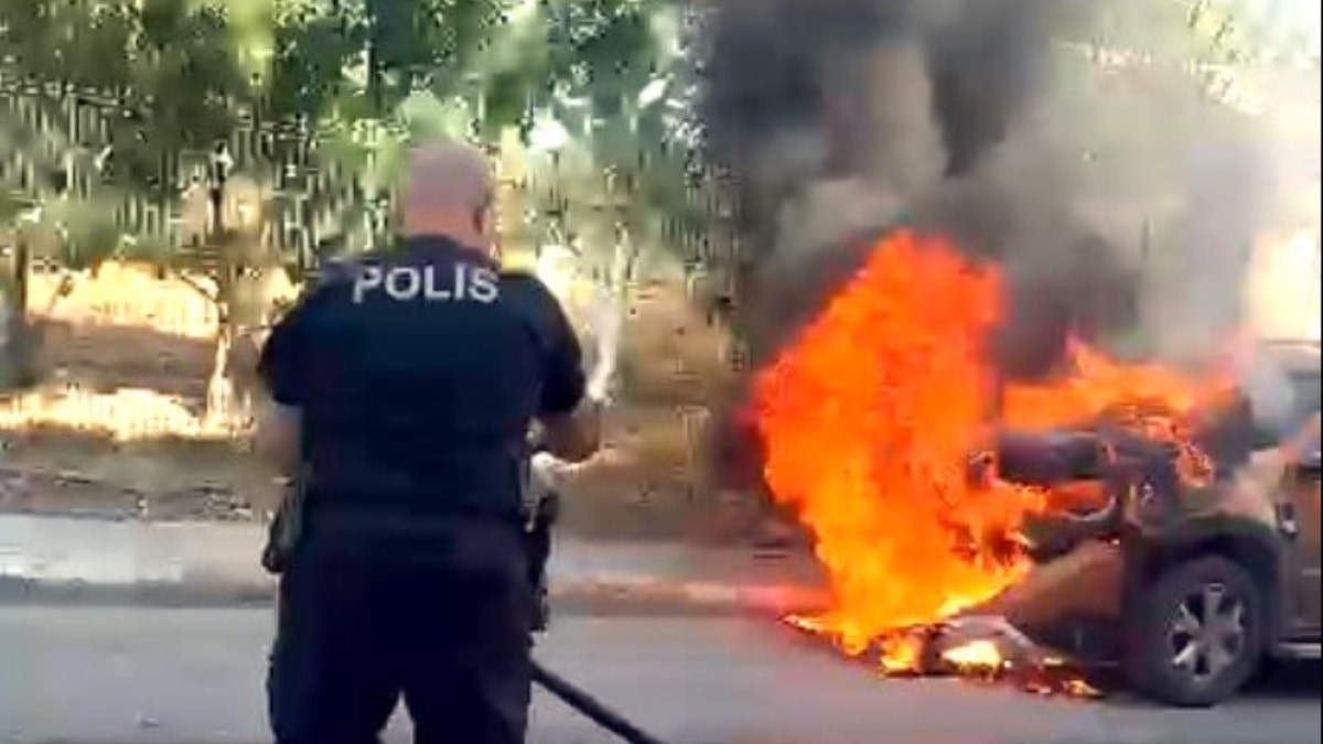 İstanbul'da Seyir Halindeki Otomobil Alev Aldı: Polisler İmdadına Koştu