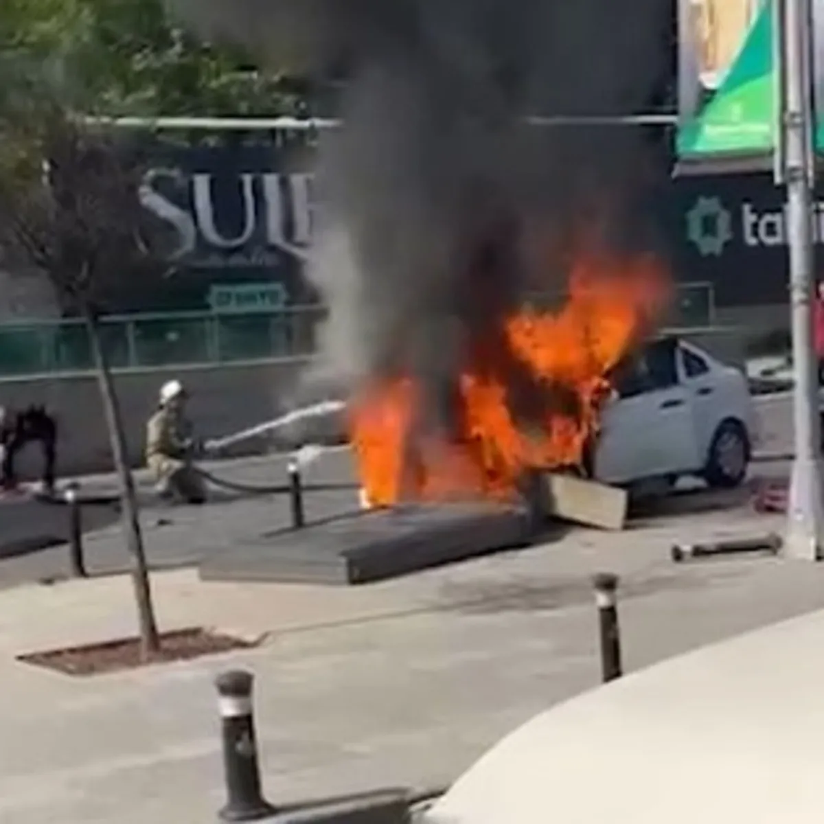 İstanbul'da seyir halindeki otomobil alev aldı, sürücü panikle kaza yaptı