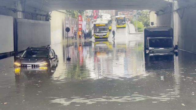 İstanbul'da şiddetli yağış felç etti: Yollar göle döndü, araçlar mahsur kaldı