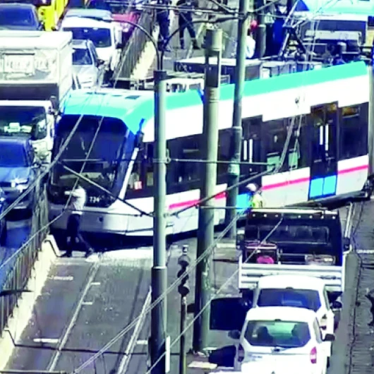 İstanbul'da Tramvay Raydan Çıktı: Seferler Aksadı
