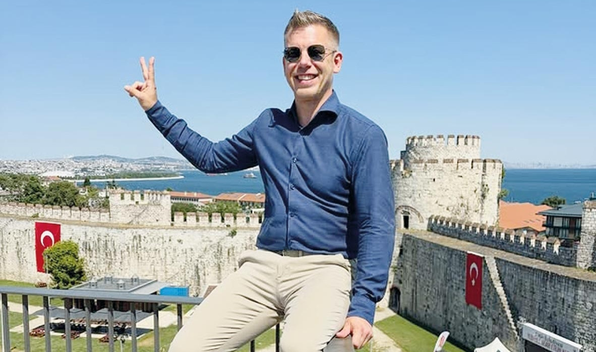 İstanbul'da Turist Başbakan: NATO Zirvesi Öncesi MacArthur