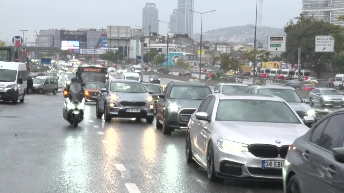 İstanbul'da Yağmur Trafiği Felç Etti: Yoğunluk %83'e Ulaştı