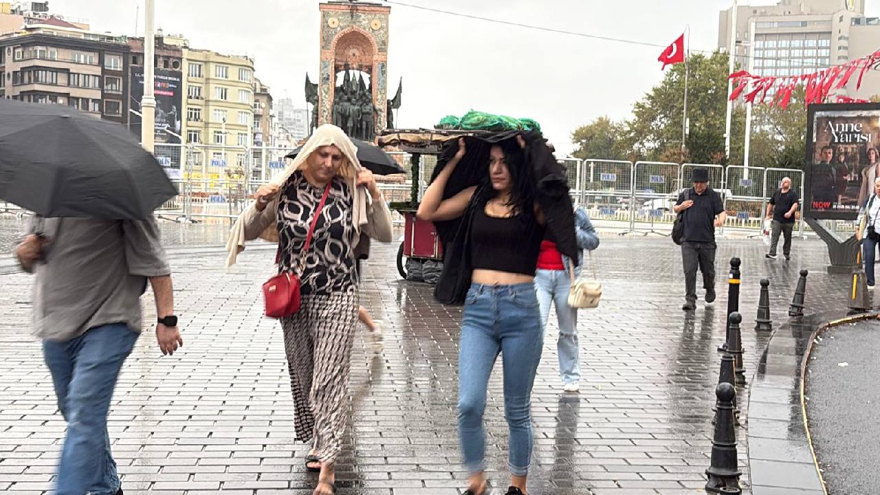 İstanbul'da Yağmur Trafiği Felç Etti: Yoğunluk Yüzde 72'ye Ulaştı