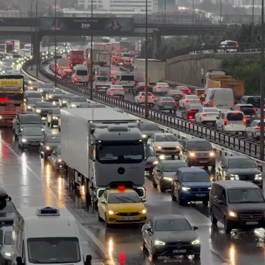 İstanbul'da Yağmur Trafiği Felç Etti: Yoğunluk Yüzde 74