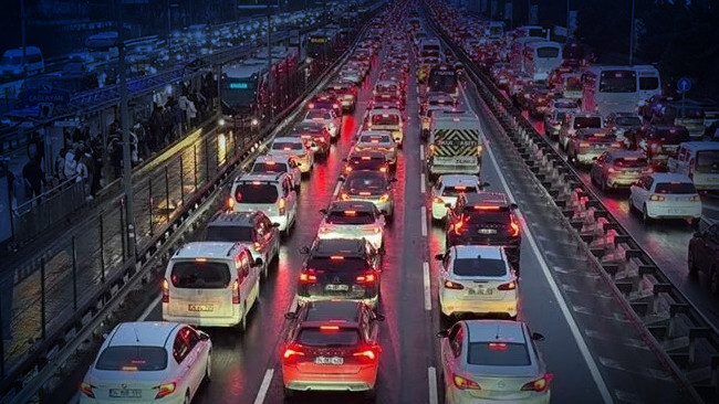 İstanbul'da yoğun yağış trafiği vurdu: Anadolu Yakası'nda yoğunluk %83'e ulaştı