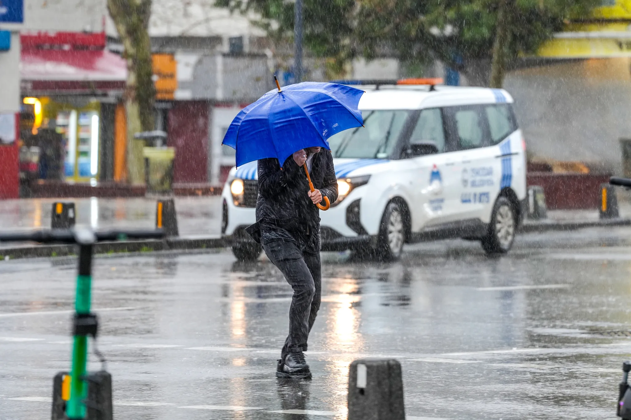 İstanbullular dikkat: Gök gürültülü yağış geliyor! MGM'den 3 ile sarı kodlu uyarı