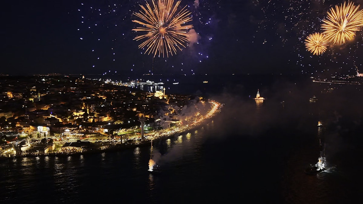 İstanbul'un Fethi 573. Yılında Havai Fişeklerle Kutlandı